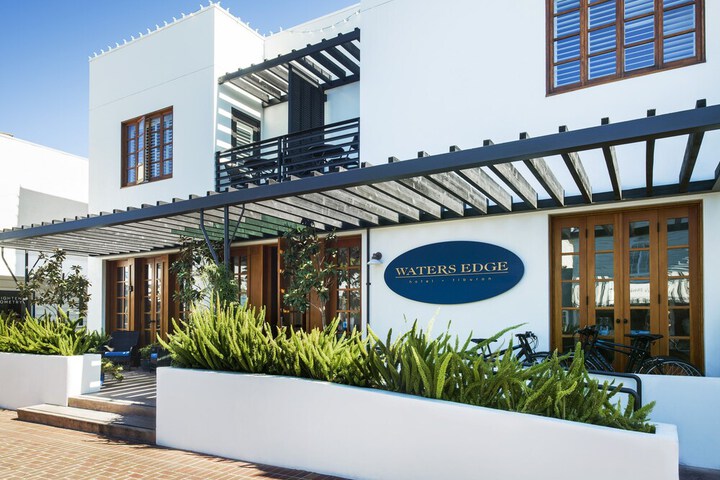Waters Edge Hotel