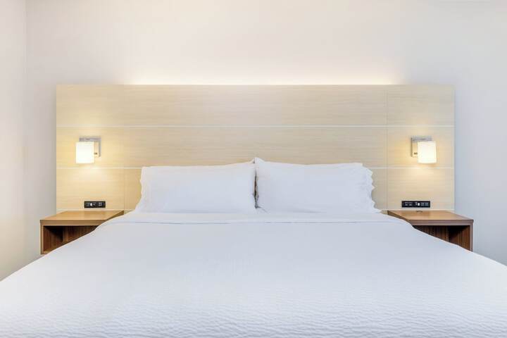 Holiday Inn Express & Suites Medford by IHG
