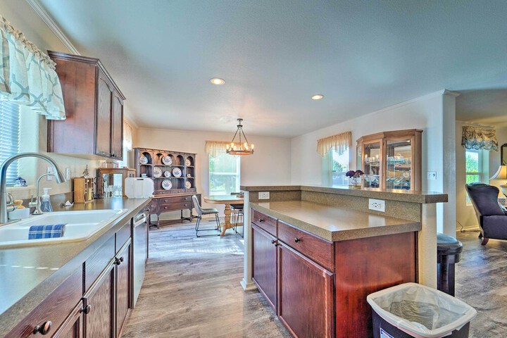 Peaceful Portales Escape w / Patio & Grill!