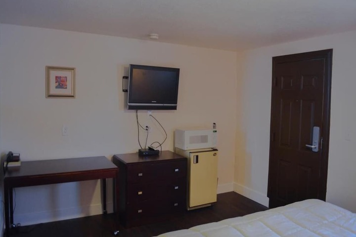 Room 9 of 16