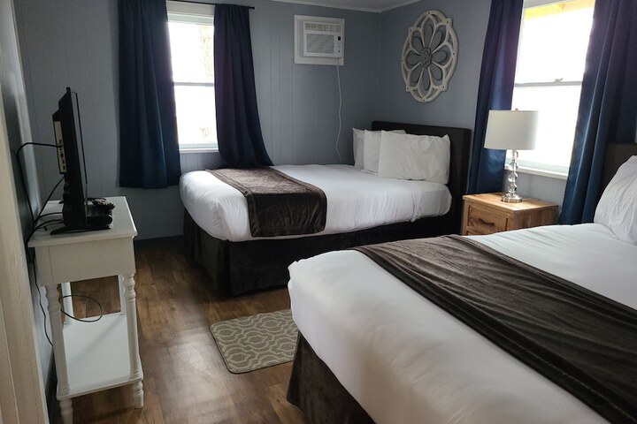Lamplighter Cabins & Suites