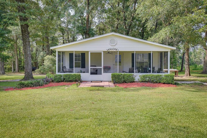Sunny Florida Escape w / Screened-in Patio & Grill!