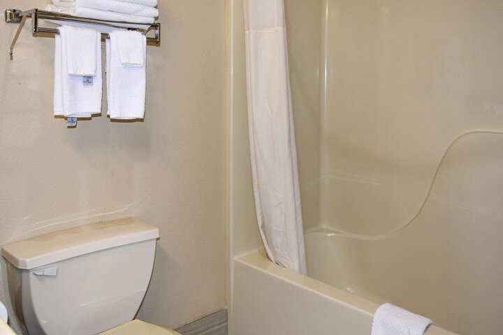 Quality Inn & Suites Brooks Louisville South