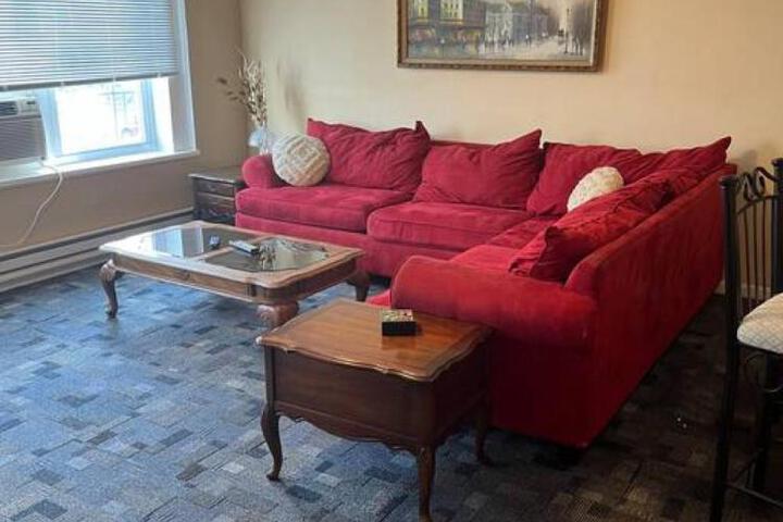 Spacious Apt near Guthrie Packer