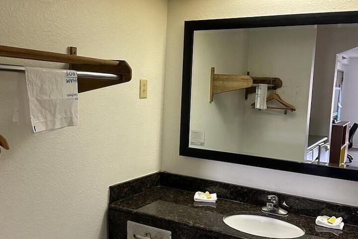 Quality Inn & Suites Decatur - Priceville I-65
