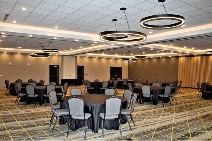 Ballroom/Hall 77 of 82