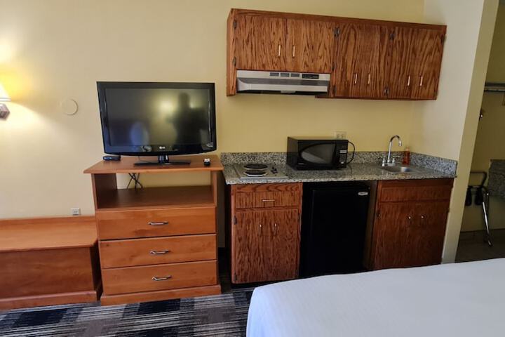 Oakridge Inn & Suites