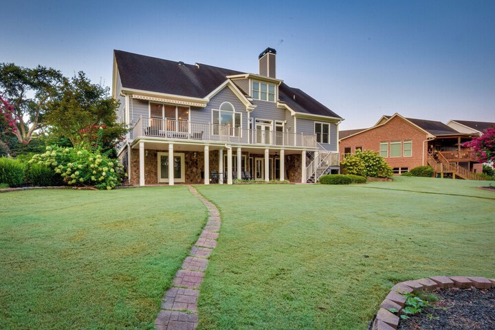 Grand Lakefront Home in Hartwell w / Game Room!