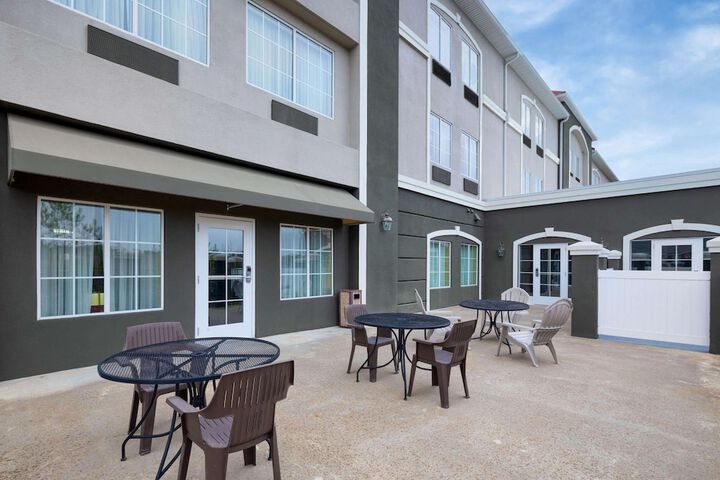 Hotel Exterior 40 of 40