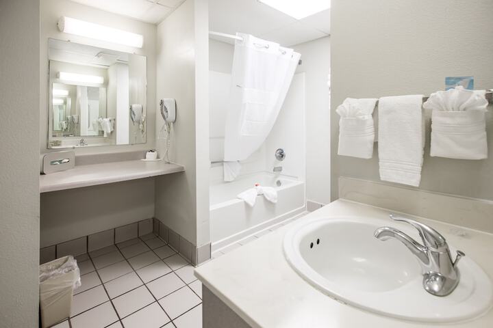 Days Inn & Suites by Wyndham Jekyll Island