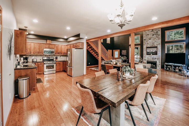20gs - Wifi - F / p - W/d - Sleeps 6 3 Bedroom Home by RedAwning