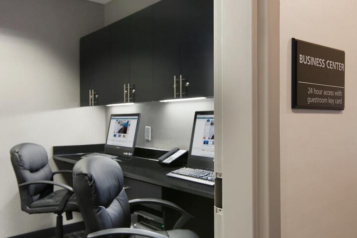Hampton Inn & Suites Roanoke Airport
