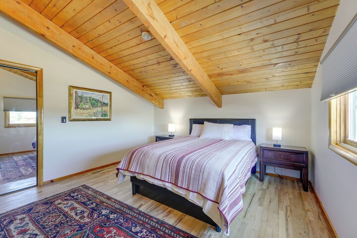 Spacious Pinedale Home w / Mountain Range View