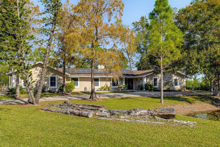 Peaceful Loxahatchee Apartment w / Covered Porch