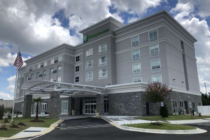 Holiday Inn & Suites Fayetteville W-Fort Bragg Area by IHG