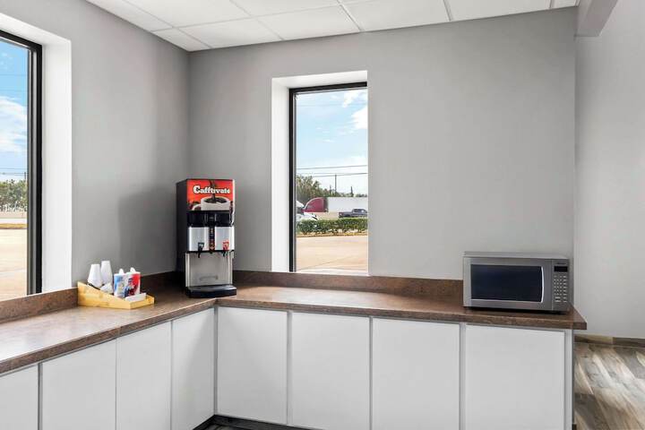 Econo Lodge Inn & Suites Channelview - Houston East