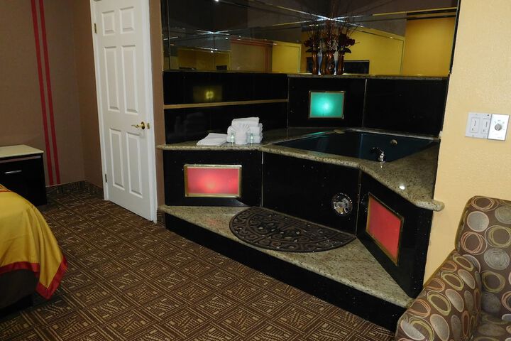 Room 17 of 37