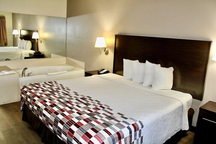 Red Roof Inn & Suites Lake Orion / Auburn Hills