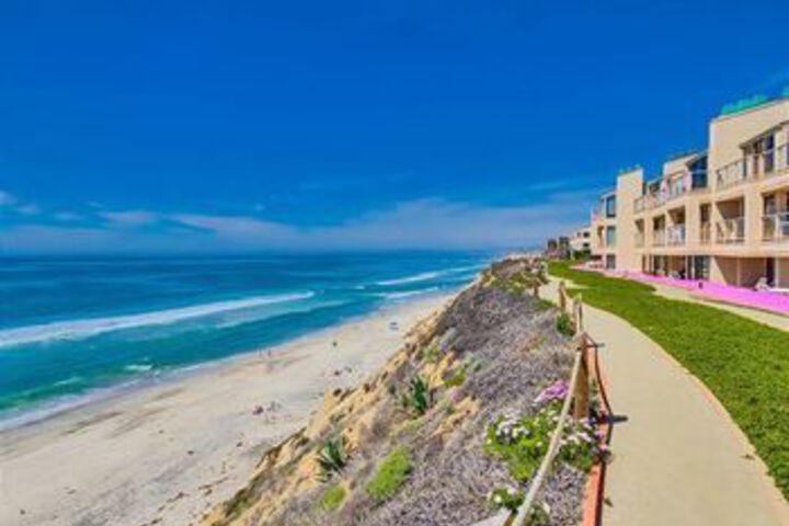 Newly remodeled Beach 2 Br condo by RedAwning