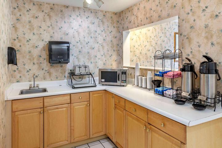 Econo Lodge Inn & Suites