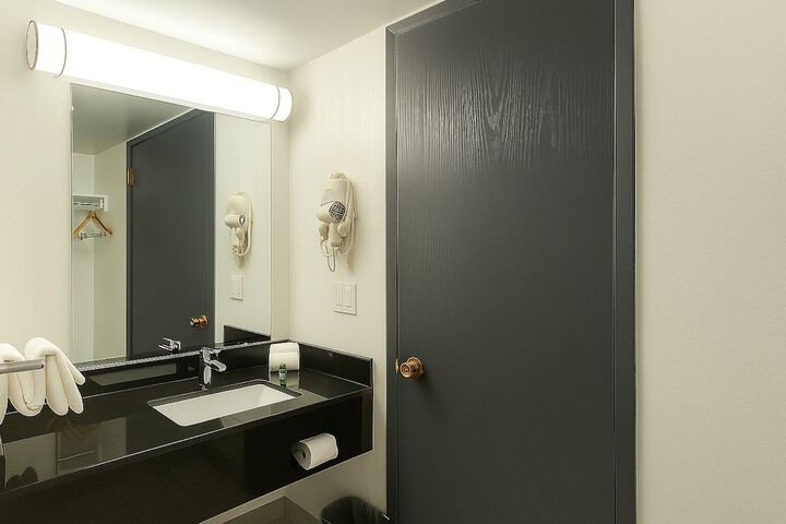 Oyster Bay Inn & Suites