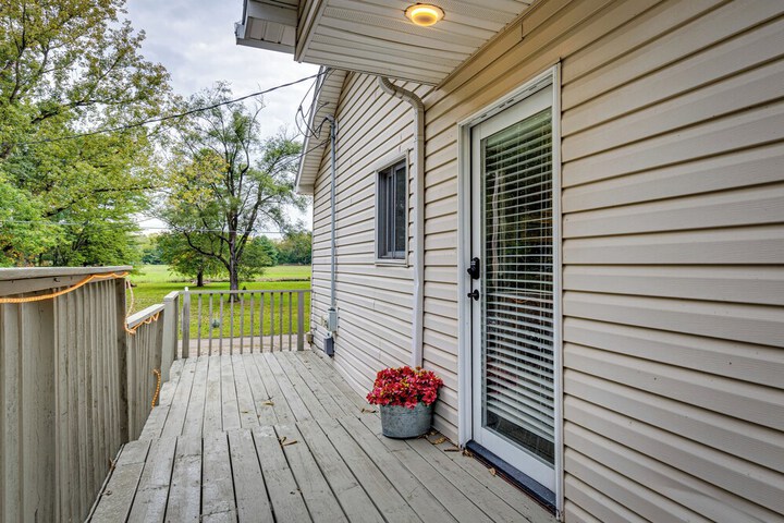 Riverfront Brookston Retreat w / Deck & River Tubes