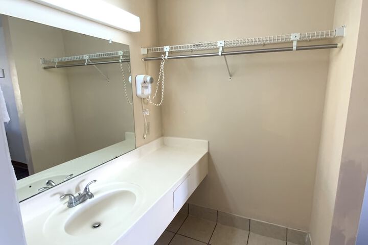 Room 10 of 17