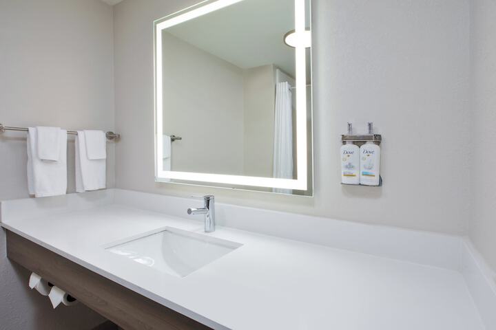 Holiday Inn Express & Suites Milwaukee Nw Park Place by IHG