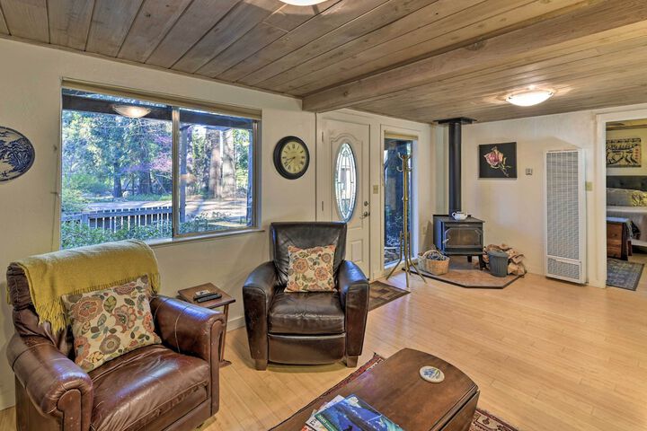 Peaceful Cottage w / Grill & Yard in Grass Valley!