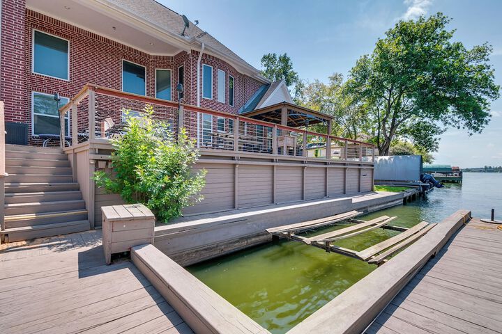 Beautiful Montgomery Home w / Lakefront Deck!