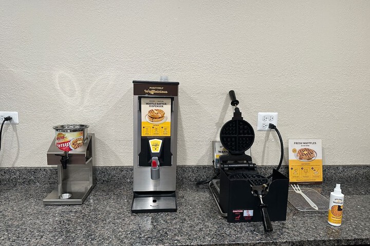 Econo Lodge Inn & Suites