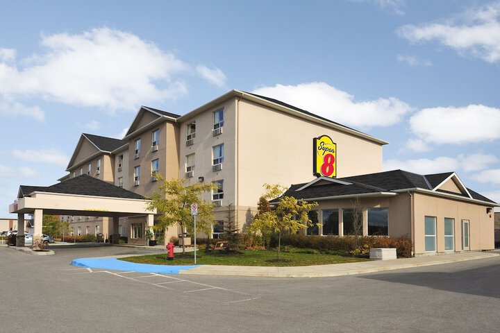 Super 8 by Wyndham Barrie South