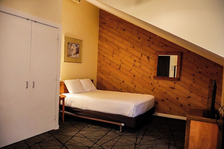 Room 27 of 69