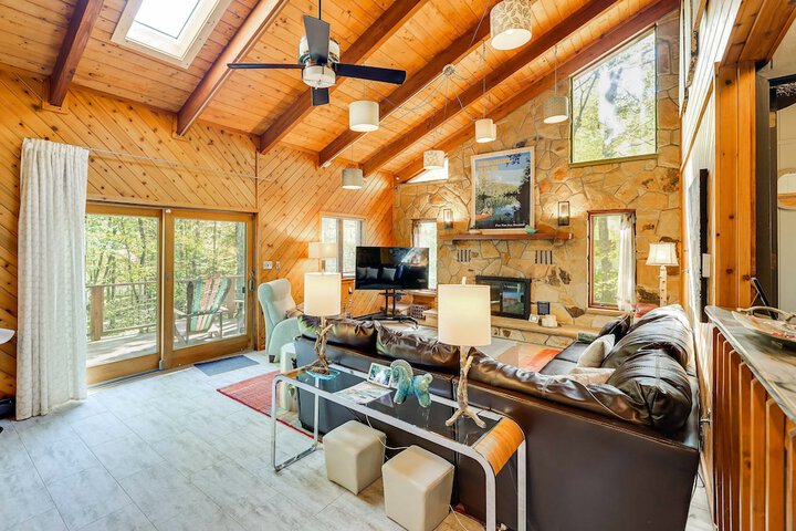 Gorgeous Bushkills Lodge w / Pool Access!