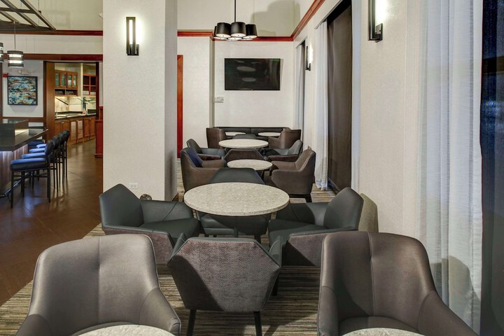 Lounge 44 of 47