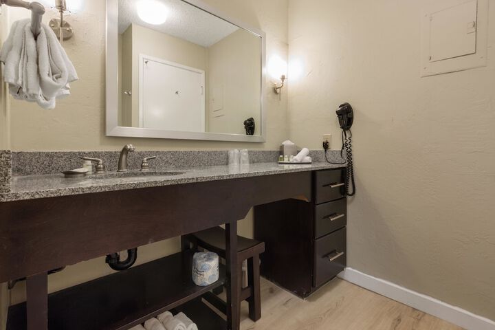 Plantation Hale Suites