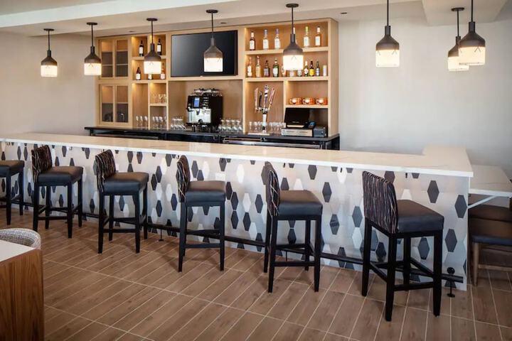 Lounge 21 of 24