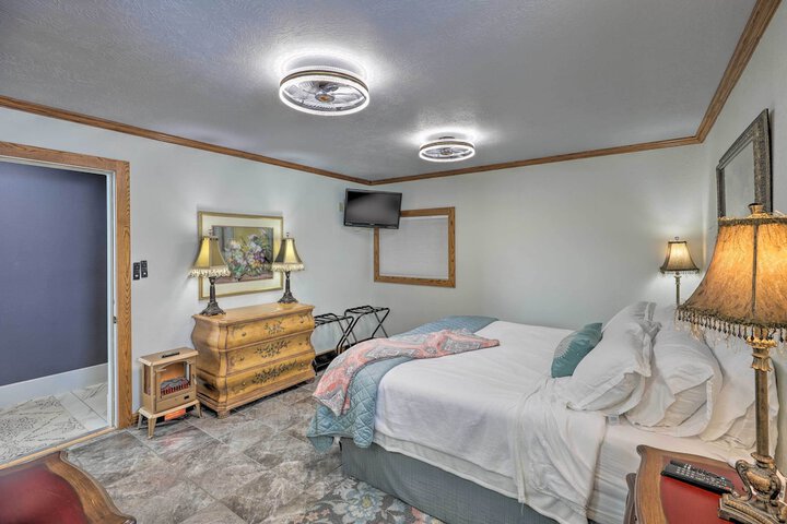Regal River Retreat in the Heart of Yankton!
