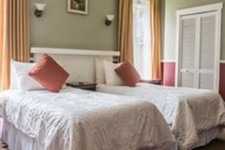 Oak Bay Guest House Bed & Breakfast