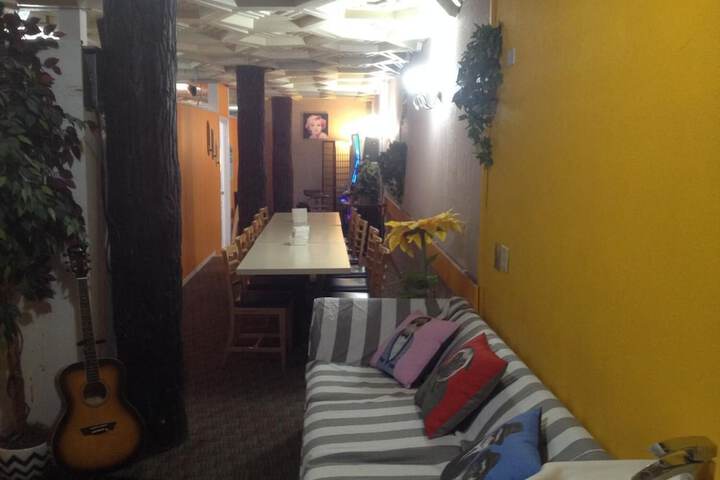 Room 13 of 27