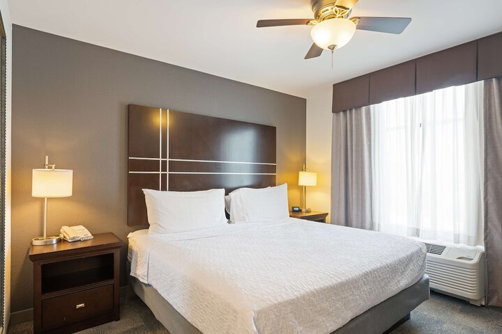 Room 32 of 76