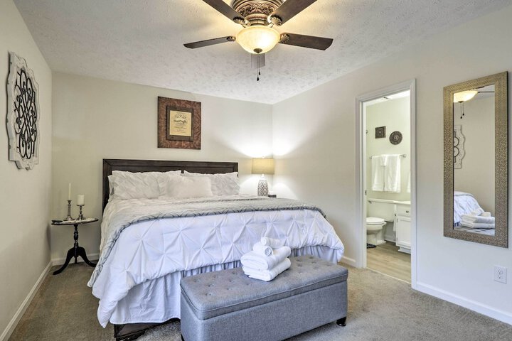 Modern Townhome w / Deck & Golf Course Views!