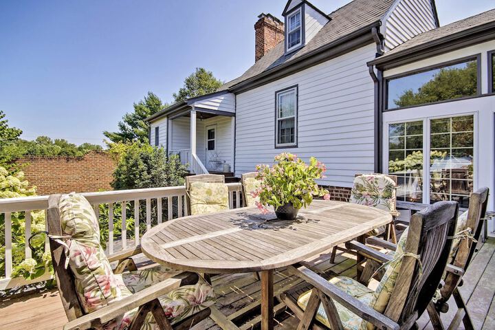 Terre Haute Manor Farmhouse w / Gardens & Deck!