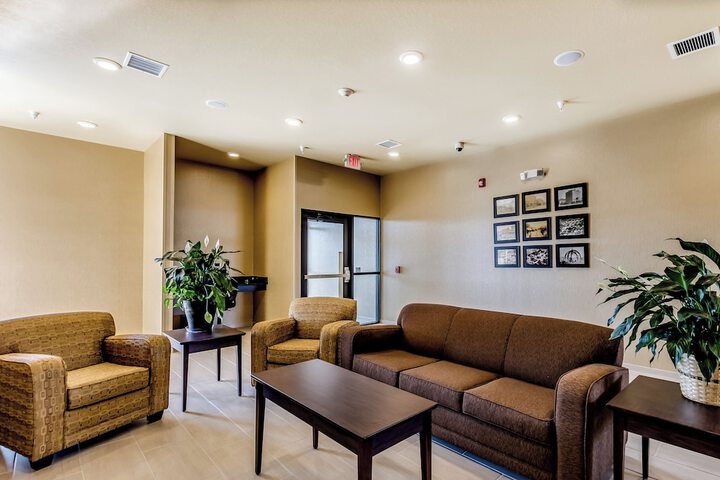 Cobblestone Inn & Suites - Waverly