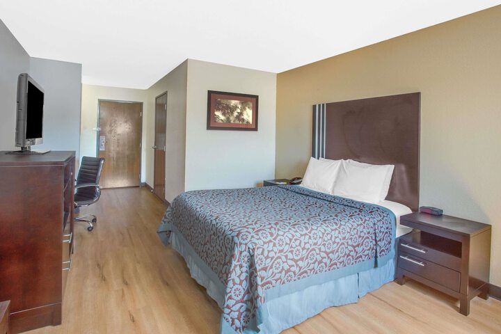 Room 4 of 17