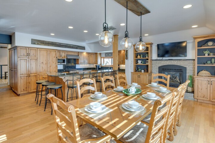 Game Room Media Room & Pool: Luxe Villa in Craig!