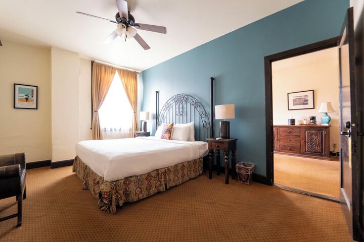 The Holland Hotel