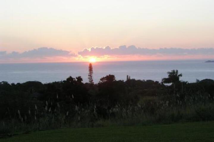 Puumoi Pink House and Sunrise Studio