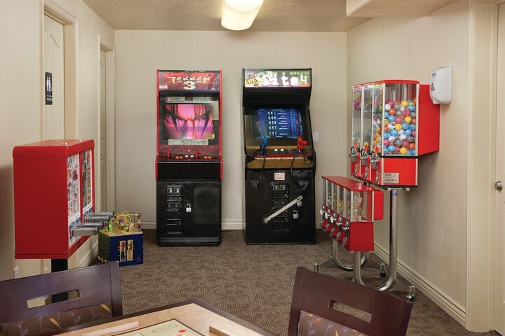 Family Getaway skiing Ice Castles & Golf Course 2204 2 Bedroom Apts by RedAwning