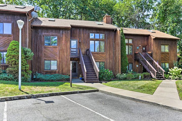 Gorgeous Vernon Township Condo w / Balcony!